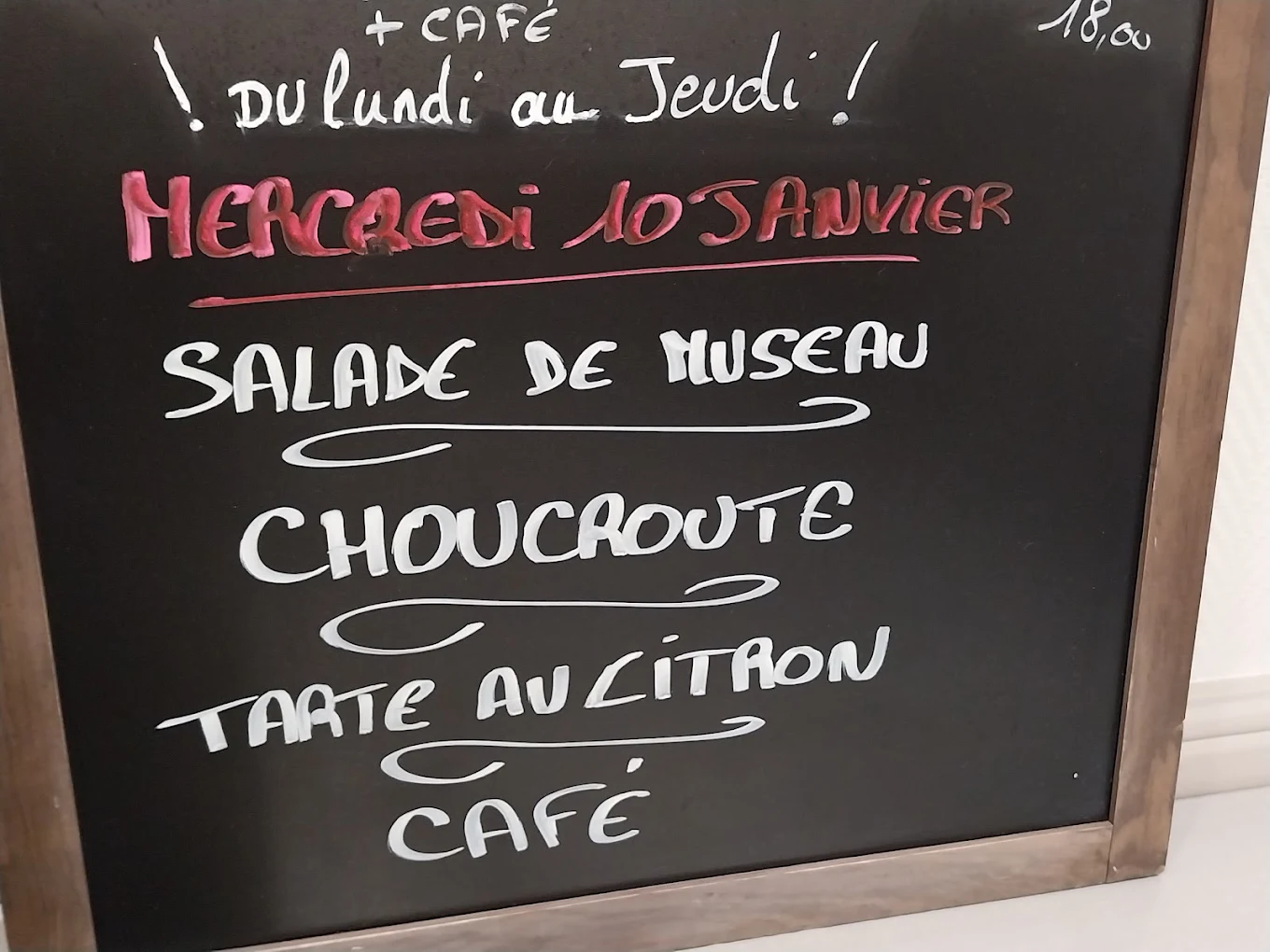 Ardoise du menu du jour du Café Arnaud : salade de museau, choucroute, tarte au citron