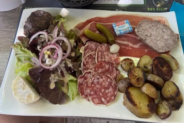 Assiette bistrot du Café Arnaud : jambon cru, rosette, terrine, caillette et pommes de terre