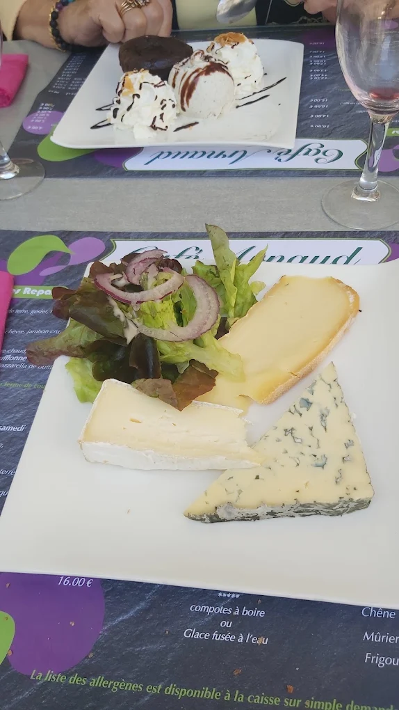 Assiette de trois fromages et mesclun servie au Café Arnaud