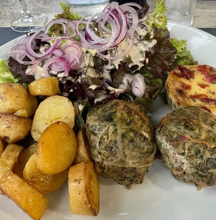 Deux caillettes maison du Café Arnaud avec salade et pommes de terre sautées