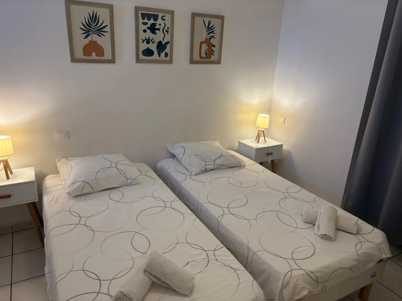 Chambre 1 : petit bureau, télévision et lits