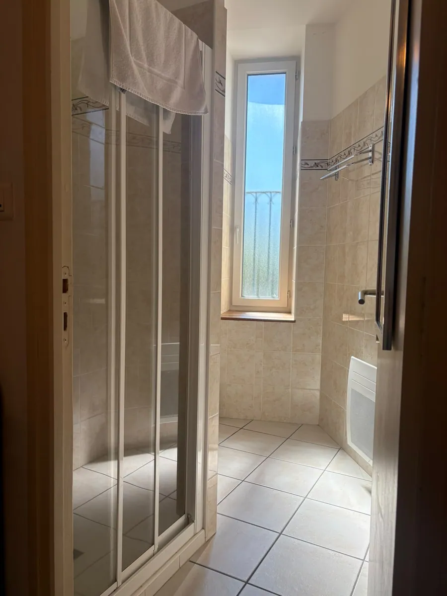Chambre 1 : salle de douche privative