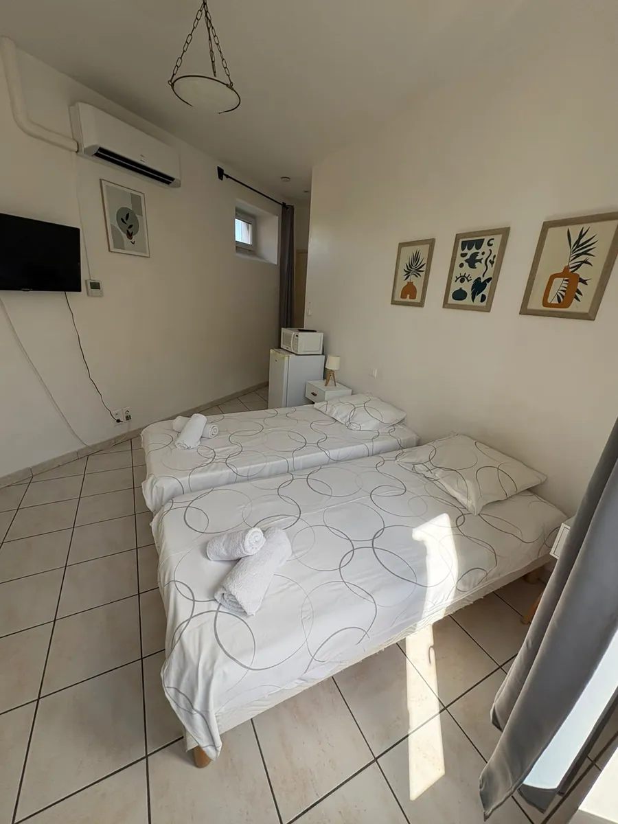 Chambre 1 : fenêtre et réfrigérateur
