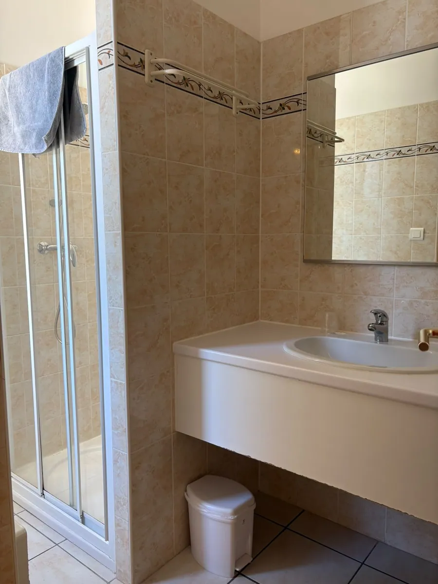 Chambre 2 : salle de douche privative