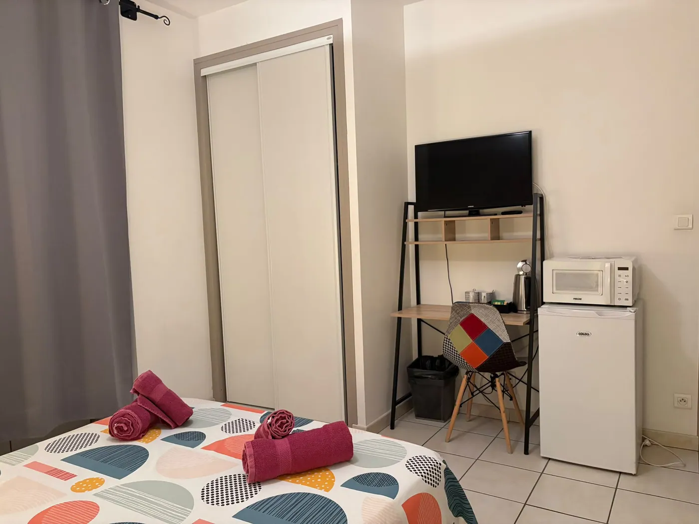 Chambre 3 : petit bureau, télévision, réfrigérateur et micro-ondes