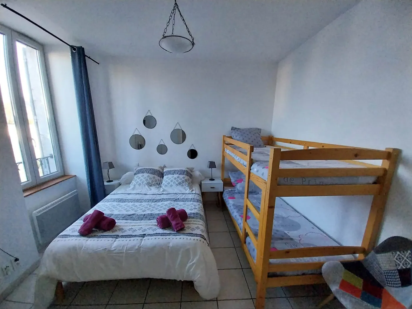 Chambre 4 du Café Arnaud à Ruoms : lit double et lits superposés en bois pour deux enfants