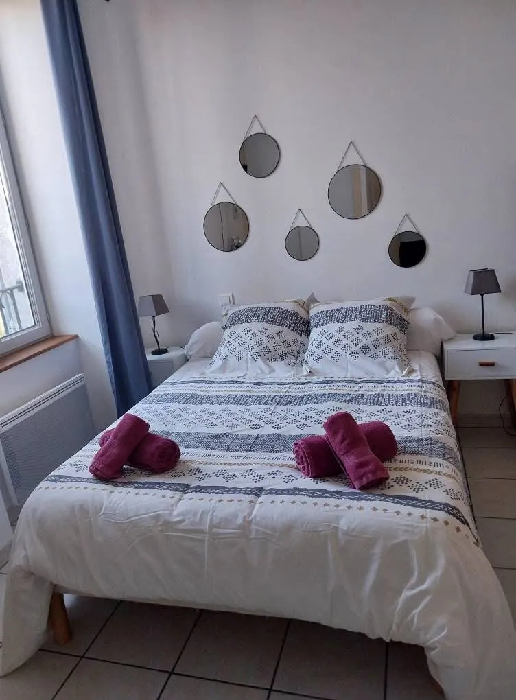 Chambre 4 : lit double et miroirs