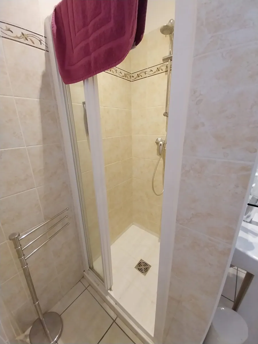 Chambre 4 : salle de douche privative