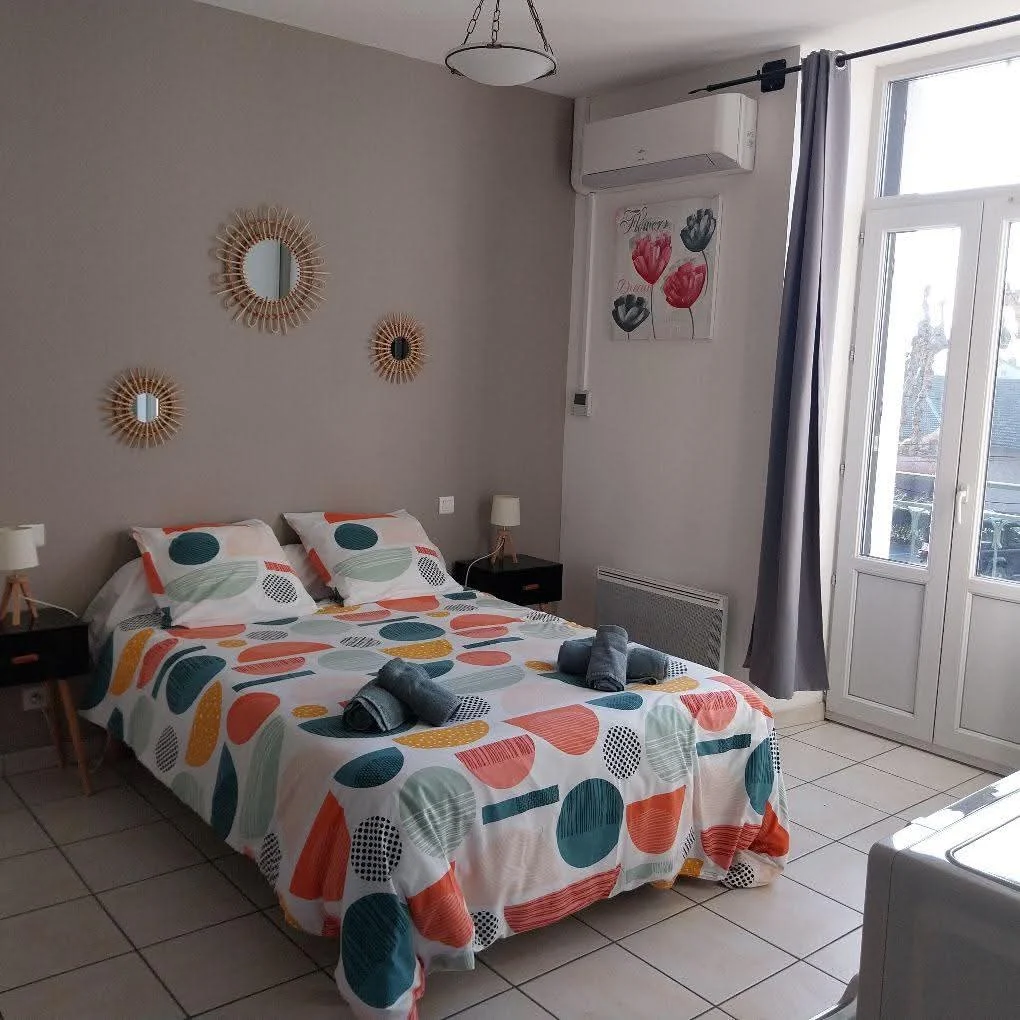 Chambre d'hôte du Café Arnaud à Ruoms avec deux lits et balcon