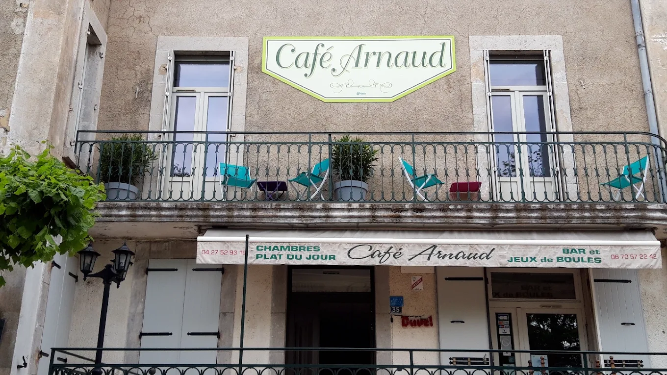 Façade du Café Arnaud à Ruoms avec son enseigne peinte et son store