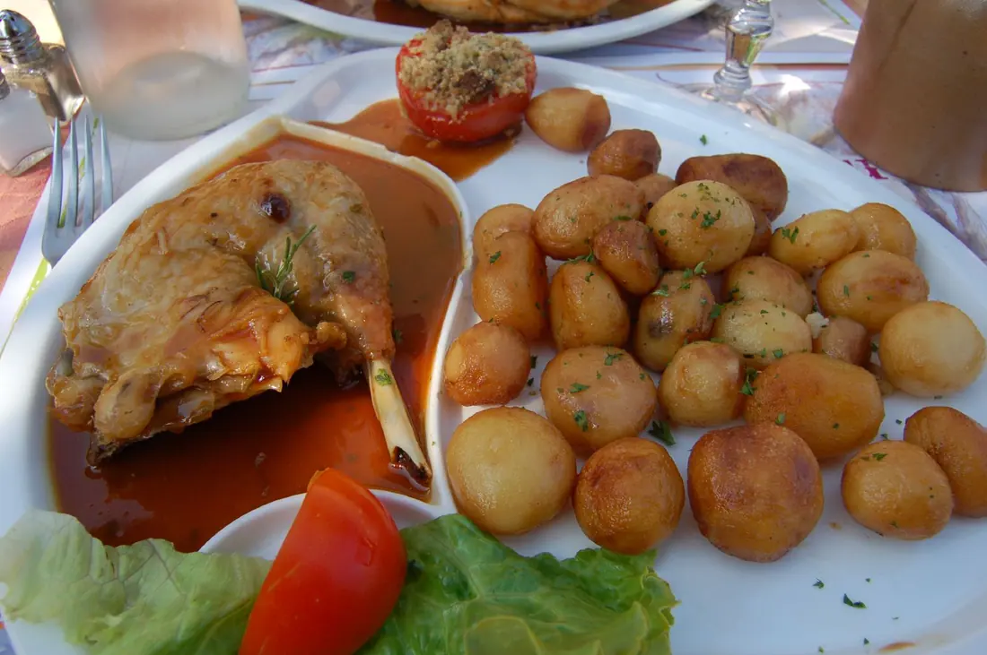 Assiette du plat du jour : poulet rôti et pommes de terre sautées
