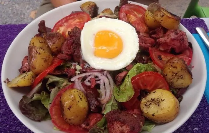 Salade paysanne du Café Arnaud : gésiers, pommes de terre sautées et œuf