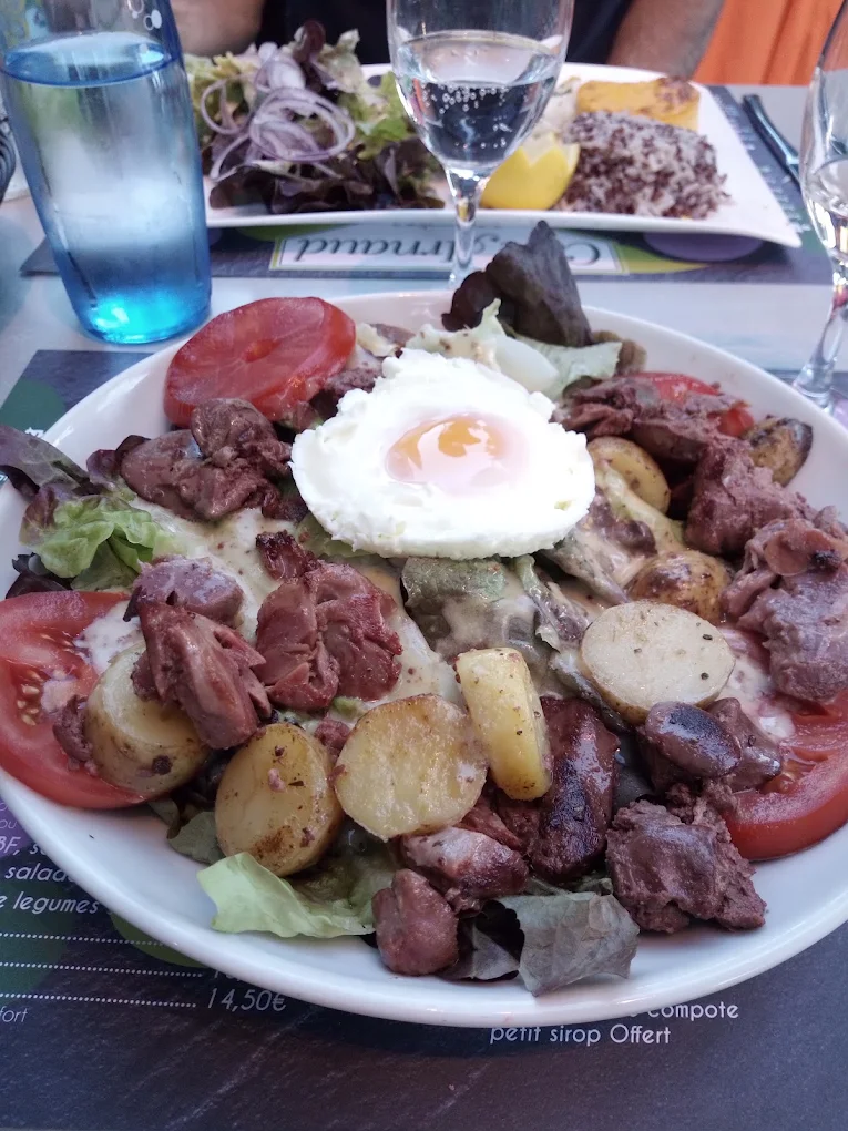 Salade paysanne du Café Arnaud : gésiers, pommes de terre sautées et œuf