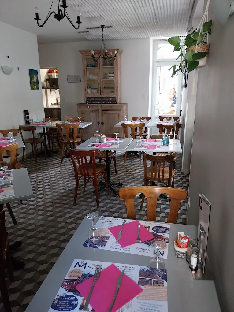 Salle du restaurant Café Arnaud à Ruoms, tables dressées et carrelage ancien