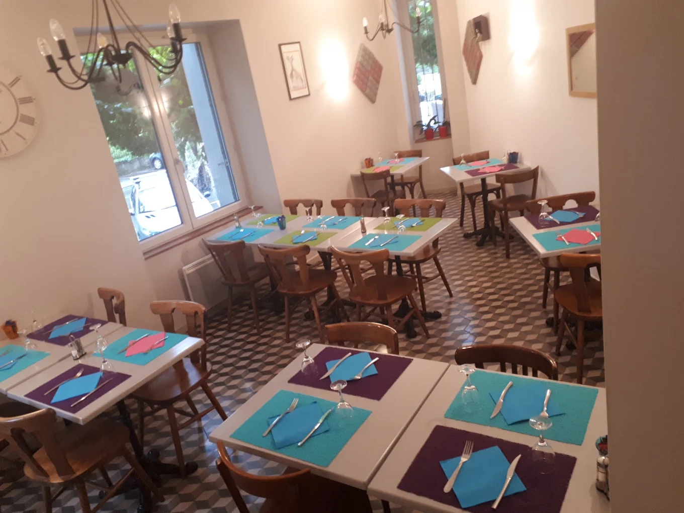 Salle du Café Arnaud à Ruoms, tables dressées et chaises bistrot