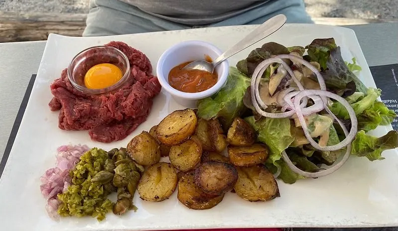Tartare de bœuf du Café Arnaud avec salade et pommes de terre sautées