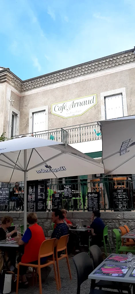 Les ardoises du jour devant le Café Arnaud à Ruoms le matin
