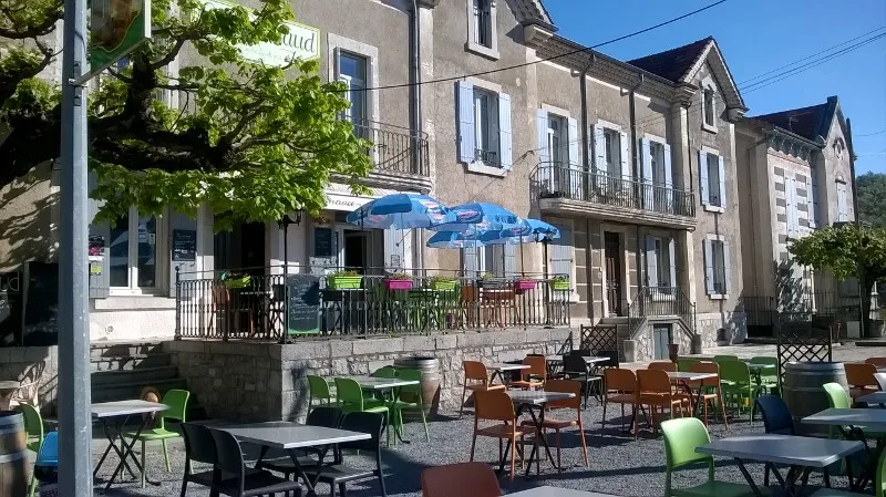 La place de Ruoms devant le Café Arnaud, à l'ombre des platanes